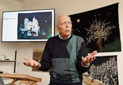 Armin Fehr erzählt von den Werken seiner Mutter Lina Fehr-Spühler, einer naiven Künstlerin. (Bild: Yvonne Aldrovandi-Schläpfer)