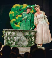 Falk Döhler als Frosch und Lena Wälly als Prinzessin bei der Premiere des Wintertheaters Amriswil. (Bild: Andrea Stalder)
