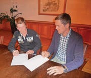 Gemeindepräsident Mathias Müller (rechts) diskutiert mit Jungunternehmer Patrik Grütter. (Bild: pd)