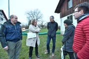 Urs Baumann und Claudia Reber vom NVVA, Martin Kuster, Lehrer der Nordstrasse, Heidi Leumann und Stadtrat Claudio Zaffonato besprechen direkt vor Ort an der Fischenhölzlistrasse das weitere Vorgehen. (Bild: Manuel Nagel)