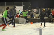 24 Mannschaften machten beim Snow-Soccer-Turnier mit. (Bild: Corinne Hanselmann)