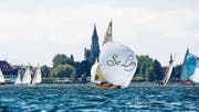 Der 22-Quadratmeter-Schärenkreuzer So Long SUI 265 vom Segelclub Rietli auf Spinnakerkurs vor Konstanz. (Bild: Sabine Plathen/PD)