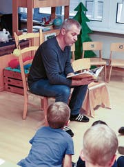 Jakob Näf erzählt, und alle Kinder hören gebannt zu. (Bild: Arcangelo Balsamo)