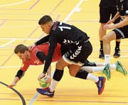 Marc Strässle (vorne) und der HC Arbon geben das Spiel in der zweiten Halbzeit aus den Händen. (Bild: Mario Gaccioli (Arbon, 9. September 2017))