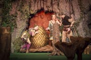 Im Stück "Alana und das Drachenei" werden Drachen wegen ihrer glänzenden Schuppen gejagt. (Bild: Urs Bucher)