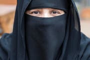 Wer bei einer vollverschleierten Frau von einer «Bedrohung» für den gesellschaftlichen und religiösen Frieden spricht, übertreibt masslos. (Symbolbild) (Bild: PETER KLAUNZER (KEYSTONE))