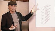 Christoph Rütimann gibt bei der Jahresversammlung des Kunstvereins Auskunft über eines seiner Werke. (Bild: Christof Lampart)