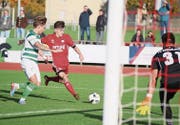 Der FC Frauenfeld (rot) lieferte sich mit dem FC Kreuzlingen ein spannendes Duell. (Bild: Mario Gaccioli)