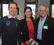 Die Stargäste Simon Ammann und Gilbert Gress mit Moderatorin Claudia Eggenberger. (Bild: she)
