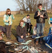 Für jeden Pfadfinder ein Höhepunkt: Schlangenbrot über dem Feuer grillieren. (Bild: PD)