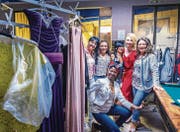 Die Kandidatinnen der Miss-Mamma-Wahl freuen sich in der Garderobe auf ihren Auftritt. (Bild: Andrea Stalder)