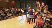 Die Harfenistinnen brillierten vor den gefüllten Reihen im OZ Flös. (Bilder: Silvia Frick)