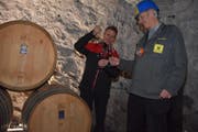 Ein emotionaler Moment in der neuen Barbara-Kaverne: Bergwerks-Kumpel Willi Eugster (rechts) erhält von Kellermeister Stefan Hörner die erste Fassprobe der neu im Berg eingelagerten Cuvée Barbara. (Bild: Andreas Hörner)