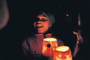 Kinder ziehen mit Räbeliechtli durch die Weinfelder Bochselnacht. (Archivbild: Reto Martin)