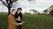 Auf diese Wiese soll das neue Lehrlingshaus zu stehen kommen. Alois Schütz (l.) und Michael Haller vom Brüggli studieren die mögliche Zufahrt. (Bild: Christa Kamm-Sager)