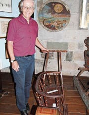 Claudius Graf mit einem Schlitten im Museum. (Bild: Hedy Züger)