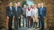 Nach der Wahl die strahlenden Gesichter: der neue Präsident Thomas Harder und sein Vorgänger Lukas Leutenegger mit den Behördenmitgliedern Markus Beerli (bisher), Ralph Limoncelli (neu), Monika Hess (bisher), Saskia Guler-van Ooijen (Kirchenpflegerin, bisher), Irma Mosimann (bisher), Patrick Josef (bisher) und Marcel Berger (neu). (Bild: Reto Martin)
