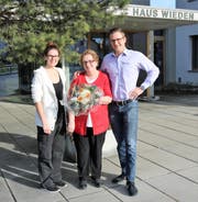Die langjährige Mitarbeiterin Hauswirtschaft, Zdenka Tusek (Mitte), wird von Tamara Eberle, Leiterin Hauswirtschaft, und Thomas Herold, Leiter Hotellerie, verabschiedet. (Bild: PD)