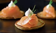 Eine gern gegessene Kombination: Blini, belegt mit geräuchertem Lachs. (Bild: Getty)