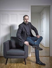 Der Comedian Michel Gammenthaler in seiner Privatwohnung. (Bild: Pius Amrein (Brugg, 28. Dezember 2017))