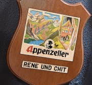 Eine Appenzeller Ehrenholzplakette bestätigt die gute Kooperation. (Bild: CHRISTA_WUTHRICH)