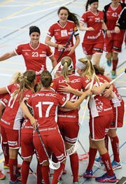 Erleichterung: Die Frauenfelderinnen bejubeln den Sieg. (Bild: Mario Gaccioli (Frauenfeld, 16. September 2017))