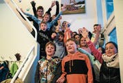 Kinder vertreiben lärmend das alte Jahr (Bild: Salome Preiswerk)