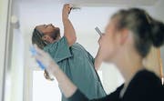 Streichen, montieren: «Happy Working Days» im Ökodorf. (Bild: mf.)