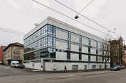 Renovierungen von der alten Militärkantine bis zur Seifenfabrik gelingen, neue Überbauungen fügen sich dagegen nur schwer ins Lachen-Quartier. (Bilder: Hanspeter Schiess)