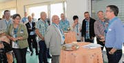 OK-Mitglied Thomas Rutishauser (rechts) informiert die Gewerbler über die Jubiläumsfestivitäten. (Bild: Christoph Heer)