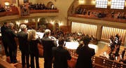Die Musiker und der Chor waren während des Konzertes in der ganzen Kirche verteilt. (Bild: Markus Bösch)