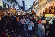 Zwischen den Ständen des Weihnachtsmarkts in der Freie Strasse drängt sich das Volk. (Bild: Donato Caspari)