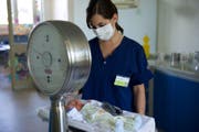 Neonatologie-Plätze sind in der Schweiz beschränkt: Eine St.Gallerin wurde deshalb nach Chur verlegt. (Bild: Ralph Ribi/Archiv)