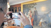 Erinnerungsfoto des Wandgemäldes: So schnell kommt man nicht wieder in den Salon der Zellweger-Wohnung im Trogner Fünfeckpalast. (Bilder: miz)