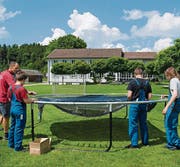 Aufbau des neuen Trampolins im Kinder Dörfli-Lütisburg. (Bild: pd)