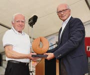 Hans-Ulrich Wepfer erhält von Stadtammann Andreas Netzle den «Prix Kreuzlingen» in Form der Skulptur «Durchblick». (Bild: Nana do Carmo)