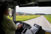 Blick aus dem fahrenden ersten gelben Doppelstöcker-Bus aus Grossbritannien. (Bild: GIAN EHRENZELLER (KEYSTONE))