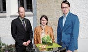 Pfarrer Andreas Schenk mit Daniela Frischknecht und ihrem Nachfolger Marco Seydel. (Bild: Rolf Rechsteiner)