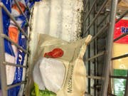 Das Mozzarella-Regal in der Migros Arbon ist von Schimmel übersäht. (Bild: Facebook/Luca Kibar)