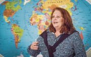 Die Präsidentin des Vereins Integrationsförderung im Bezirk Weinfelden, Sonja Wiesmann, spricht zu den Teilnehmern eines Workshops im Kompetenzzentrum Integration (KOI) in Weinfelden. (Bild: Bid: Reto Martin)