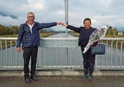 Der Gemeindepräsident von Sennwald, Peter Kindler, und die Vorsteherin von Ruggell, Maria Kaiser-Eberle, im Mittelpunkt der Rheinbrücke zwischen den beiden Gemeinden. (Bild: Corinne Hanselmann)