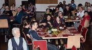 Die Mitarbeitenden der Kirchgemeinde verfolgen die Ausführungen von Waltraud Eggenberger, Luther und Afra. (Bilder: Hanspeter Thurnherr)