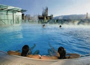 1. und 21. Jahrhundert vereint: Neue Anlage in der alten Bäderstadt Bath im Westen Englands. (Bild aus: «Badekultur», Verlag Hier und jetzt)
