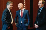 Suchen nach Erklärungen: Raiffeisen-Chef Patrik Gisel, flankiert vom gewesenen Verwaltungsratpräsidenten Johannes Rüegg-Stürm (rechts) und dessen Interimsersatz Pascal Gantenbein. (Bild: WALTER BIERI (KEYSTONE))
