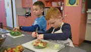In der Schulküche Prapafier Trübbach wurden nebst Pizza auch Salat und Dessert zubereitet. (Bilder: Carmina Wälti)