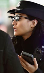 Die Chinesische Polizei hat durch Überwachung mittels Datenbrillen Kriminelle gefasst. (Bild: AFP (Zhengzhou, 5. Februar 2018))