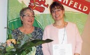 Anita Moser (Organisatorin der Altpapiersammlung) und Vorstandsmitglied Corinne Schocher wurden verabschiedet. (Bild: PD)