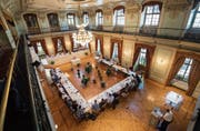 Ein Blick von der Galerie in die Sitzung des Gemeinderates im Grossen Bürgersaal des Rathauses. (Bild: Reto Martin (23. August 2017))