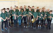 Die «JMK Kids» präsentieren stolz ihre neuen Uniformen. Sie haben die grünen Poloshirts selbst ausgewählt. (Bild: PD)