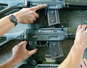 Das Sturmgewehr 90 dürfen Soldaten nach Beendigung des Dienstes weiterhin behalten. (Bild: Martin Rütschi/Keystone)